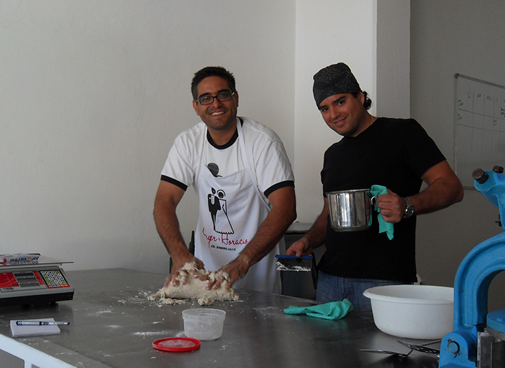 Joaquín y Alejandro haciendo pruebas de formulación de la receta casera de Mamá Gloria.